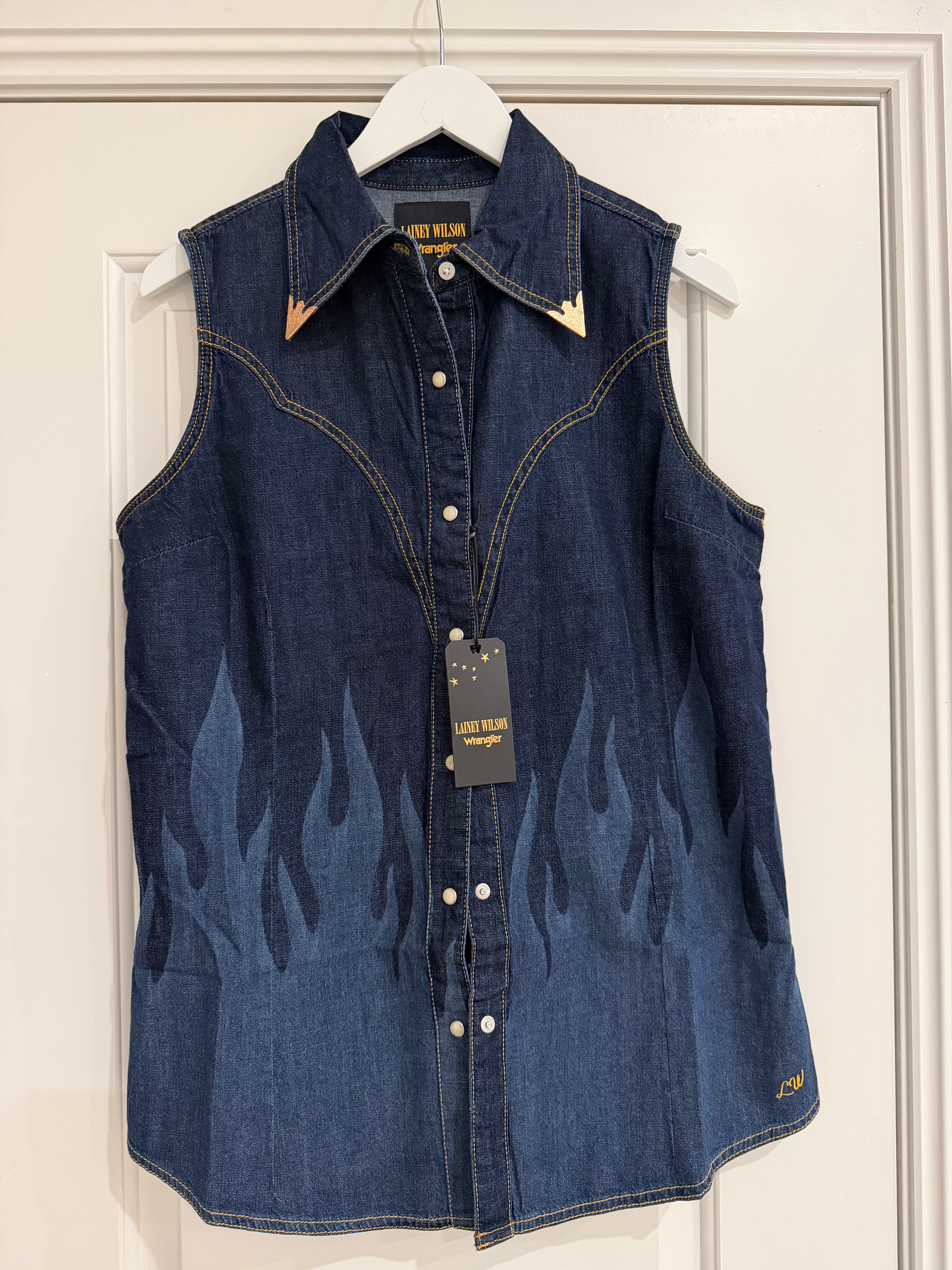 Lainey Wilson Wrangler Denim Sleeveless Shirt